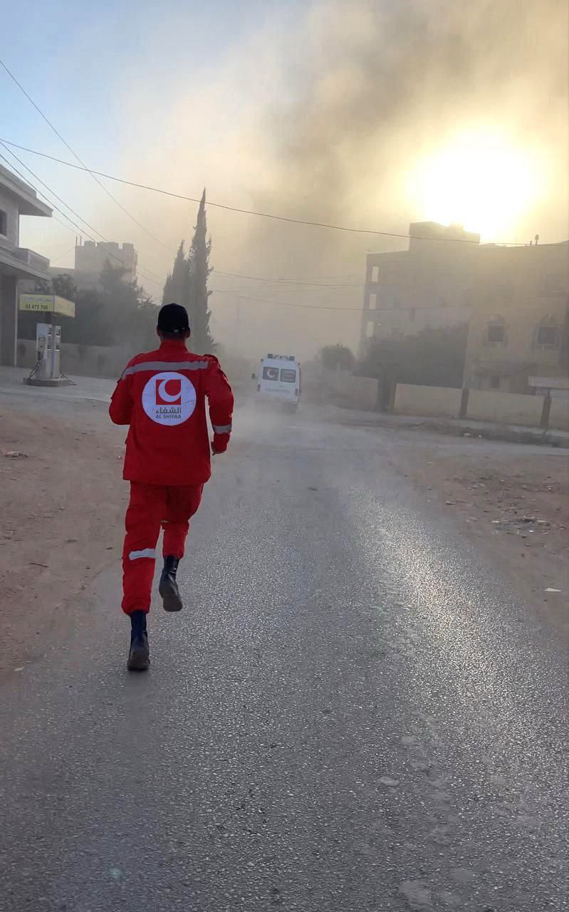 🔴 إصابة مسعف من فريق جمعية الشفاء للخدمات الطبية والإنسانية،…