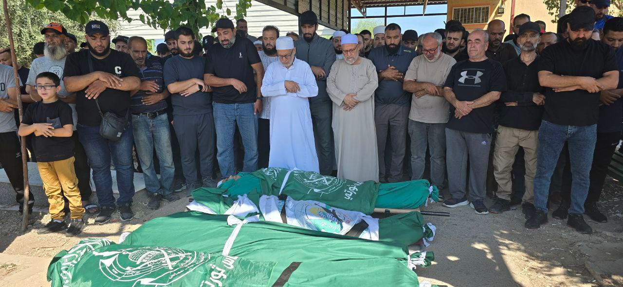 صلاة الجنازة على شهداء مجزرة الفجر في مخيم البص بمدينة…