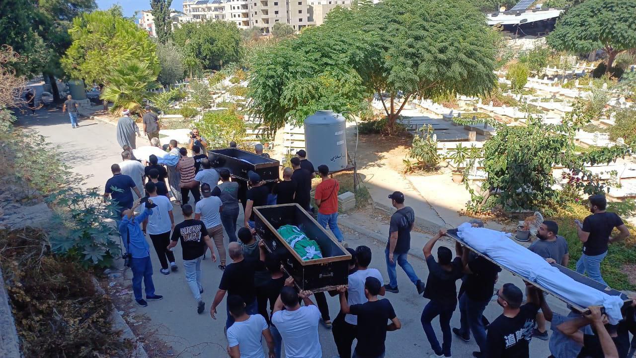 تشييع سبعة من شهداء مجزرة عين الدلب في مقبرة جماعية…