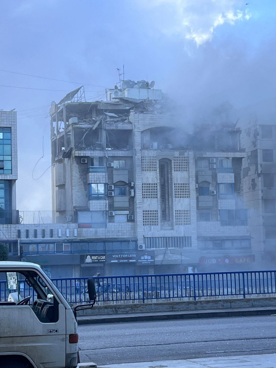 🚨عاجل || غارة صهيونية جديدة تستهدف مبنى قرب دوار الجندولين…