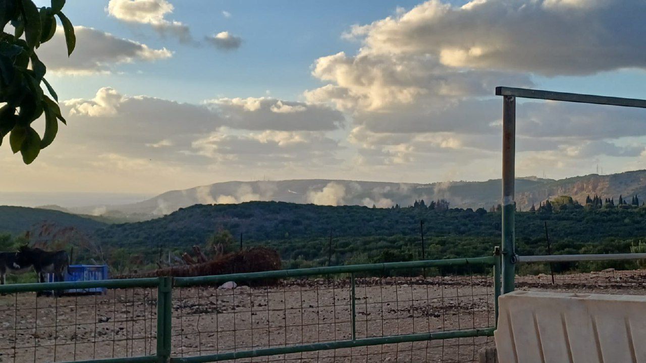 #صور| لحظة سقوط عدد كبير من الصواريخ والقذائف على مستوطنات…