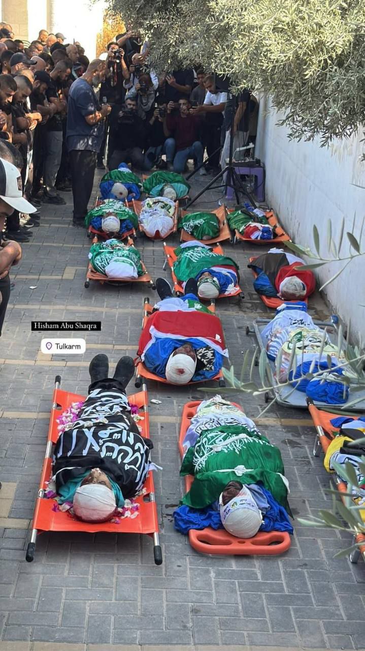 أداء صلاة الجنازة على شهداء مجزرة مخيم طولكرم بالضفة الغربية،…