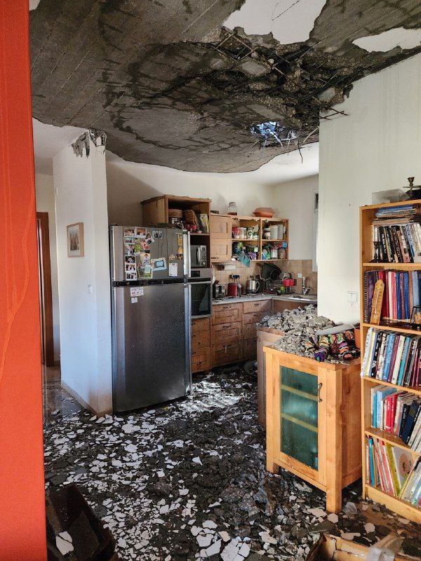 مصادر عبرية: إصابة مبنى بصاروخ بشكل مباشر في “كرمئيل” بالجليل…