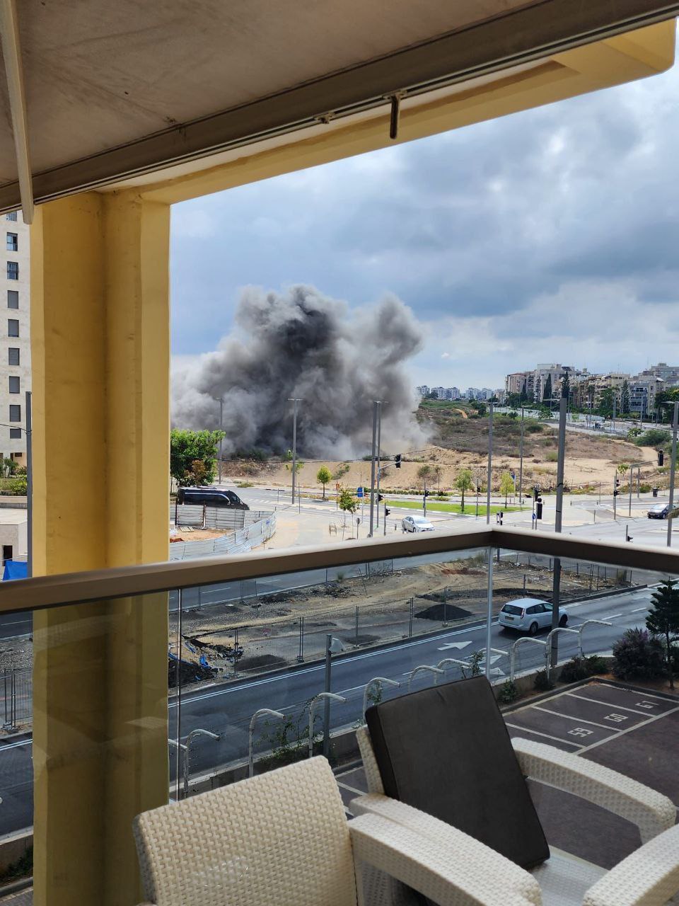 سقوط صاروخ في منطقة “حولون” بتل أبيب إثر رشقة صاروخية…