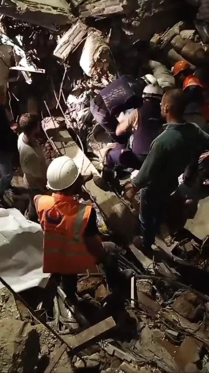 الدفاع المدني الفلسطيني في مخيم برج البراجنة يساعد بانتشال الجرحى…