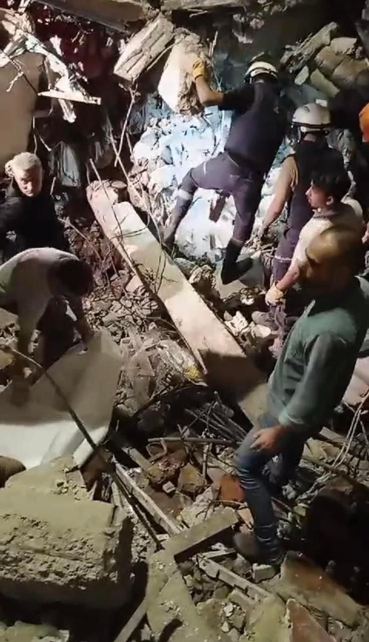 الدفاع المدني الفلسطيني في مخيم برج البراجنة يساعد بانتشال الجرحى…