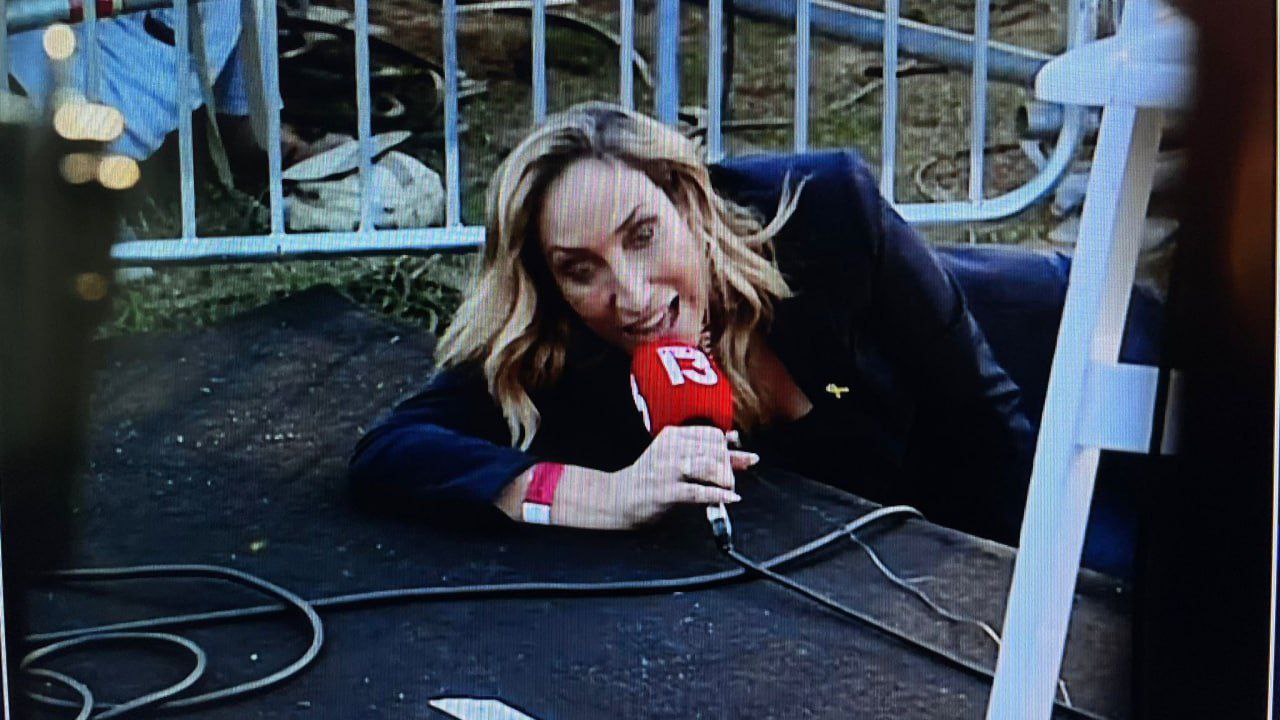 صورة متداولة || أثناء البث المباشر.. مذيعة القناة 13 تختبئ…