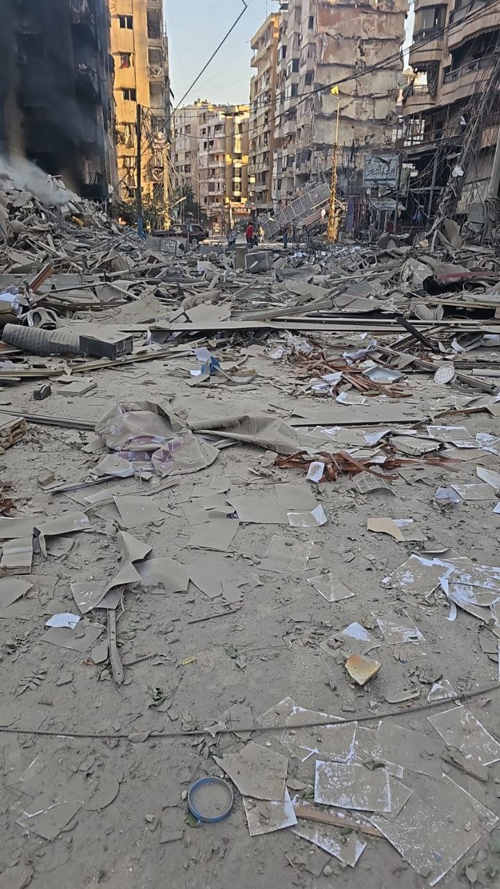 آثار الدمار في شارع رويس بالضاحية الجنوبية لبيروت جراء الغارات…