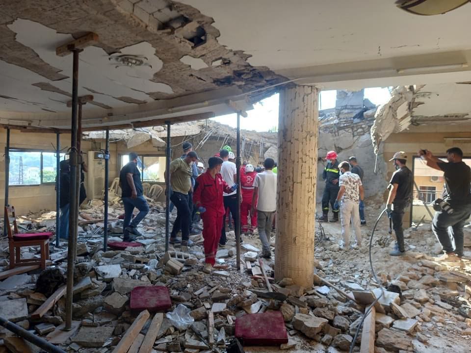 استمرار عملية رفع الأنقاض وانتشال المفقودين من المبنى المستهدف في…