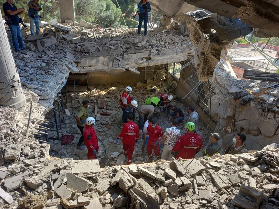 استمرار عملية رفع الأنقاض وانتشال المفقودين من المبنى المستهدف في…