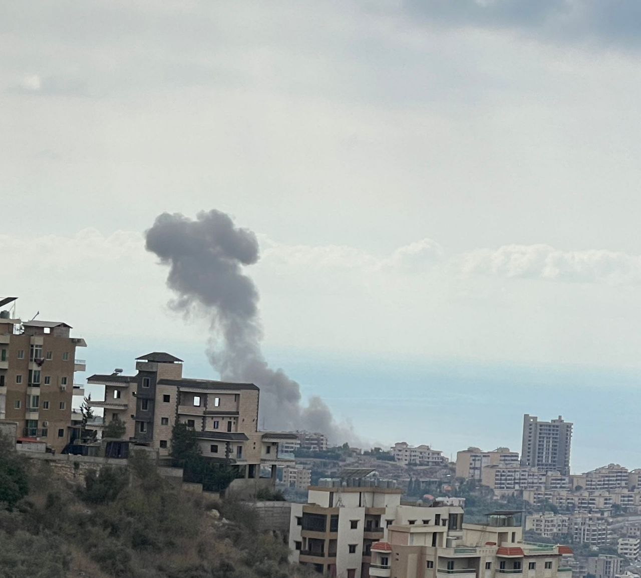 عاجل || غارة صهيونية استهدفت  مبنى سكني في بلدة…