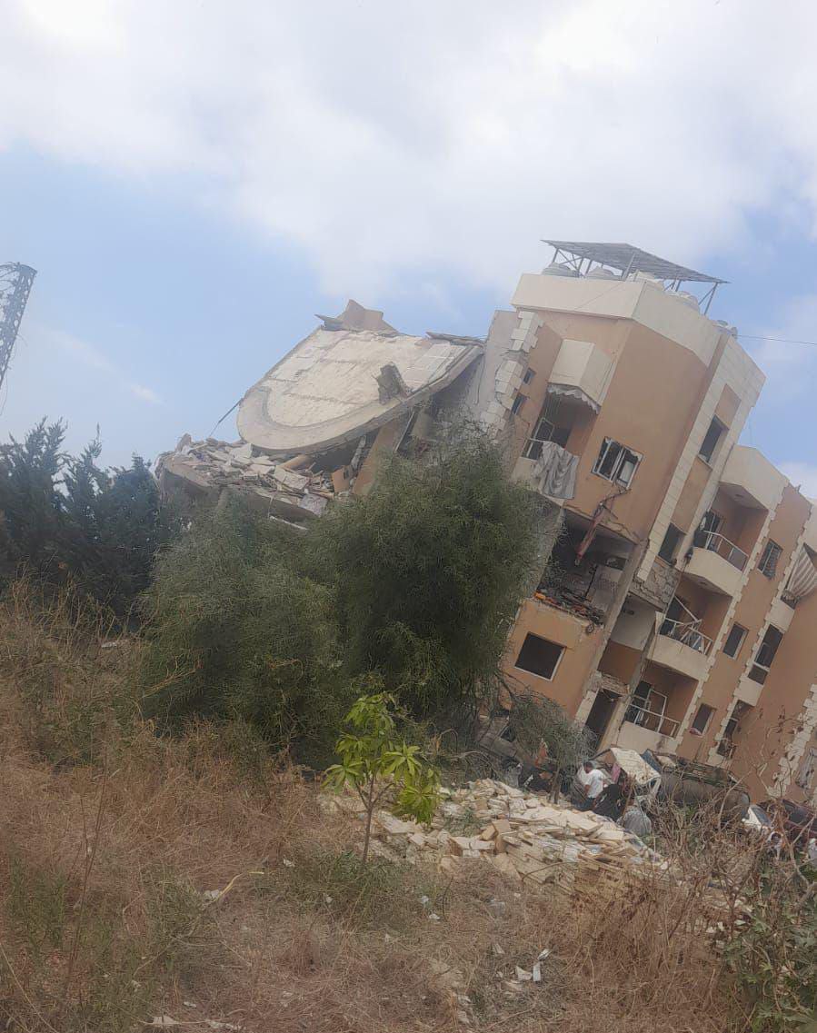 صور جديدة للمبنى السكني الذي قصفه العدو الإسرائيلي في بلدة…