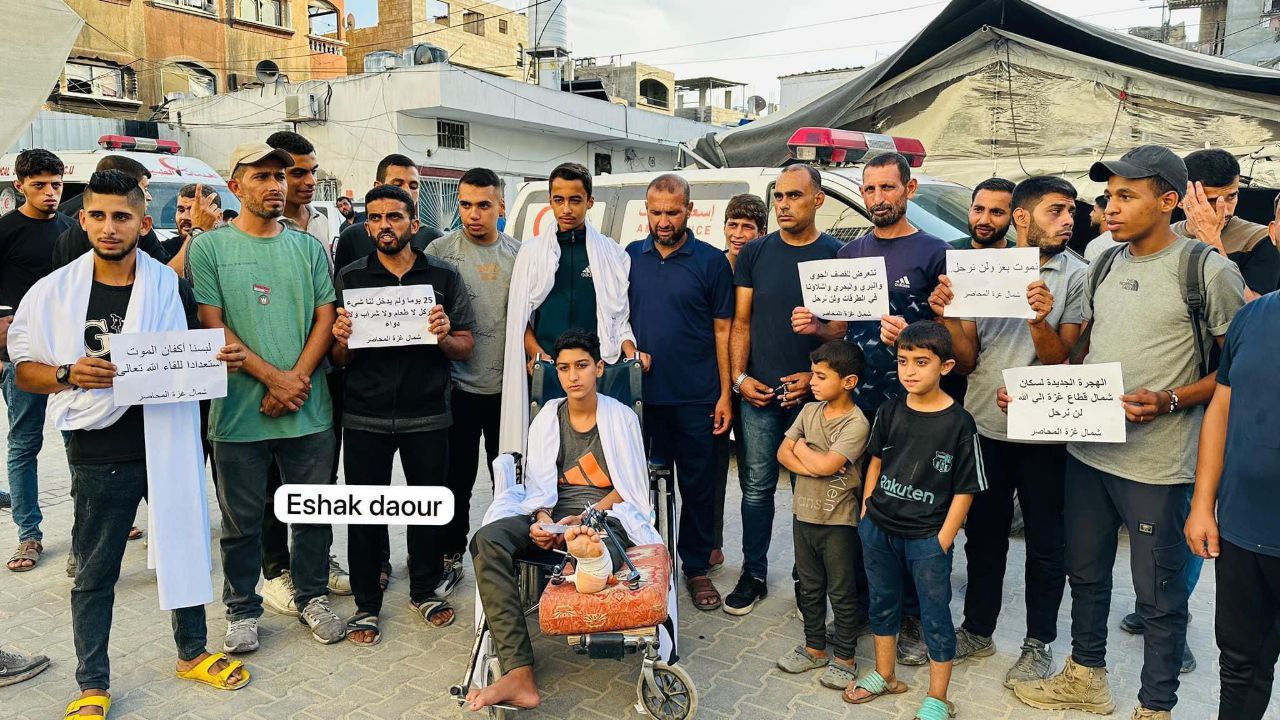 أبناء شمال غـ.ـزة المحاصر، لبسوا أكفانهم، وقالوا “لـن نـهـاجـر إلّا…