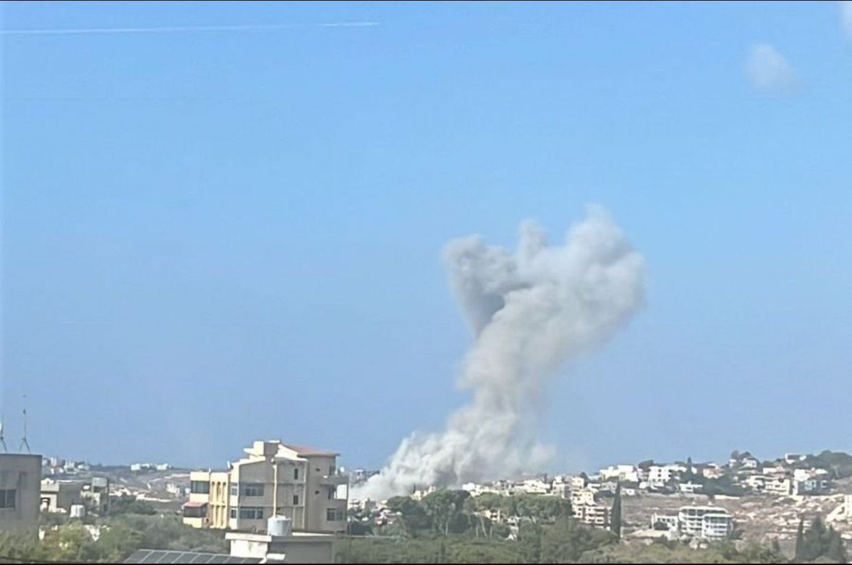 بعد تهديده لقصف البلدة…طيران الاحتلال يشن غارة على مبنى في…