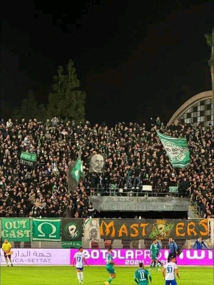 جماهير نادي الرجاء البيضاوي المغربي ترفع صورة الشهيد القائد يحيى…