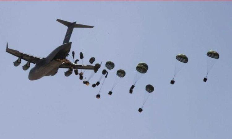 عاجل| طائرة مساعدات تقتل طفلاً قبل قليل في مواصي خانيونس…