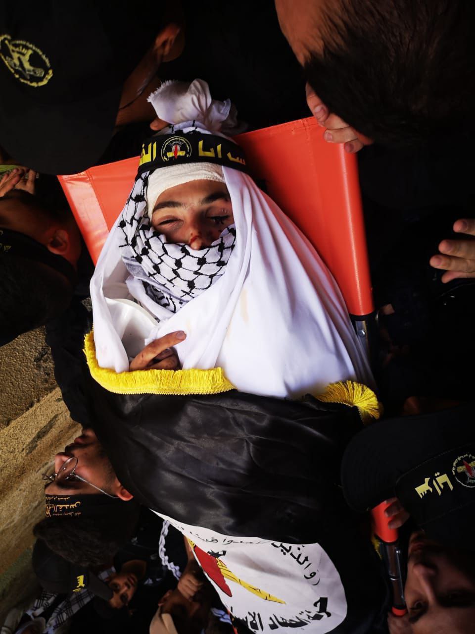 الشهيد البطل “إلياس الحوراني” رافعاً إصبع السبابة قبيل استشهاده