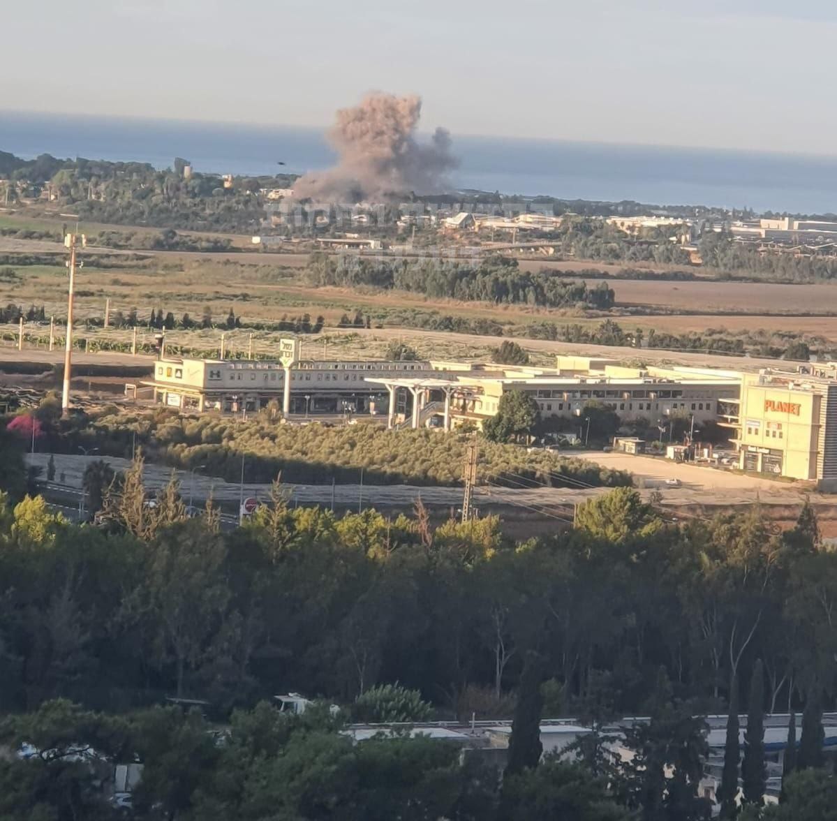 انفجار بعد سقوط صاروخ في شمال قيسارية جنوب حيفا شمال…