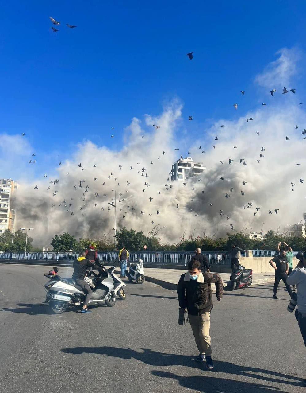 لحظة استهداف طائرات الاحتلال حي الطيونة في بيروت.