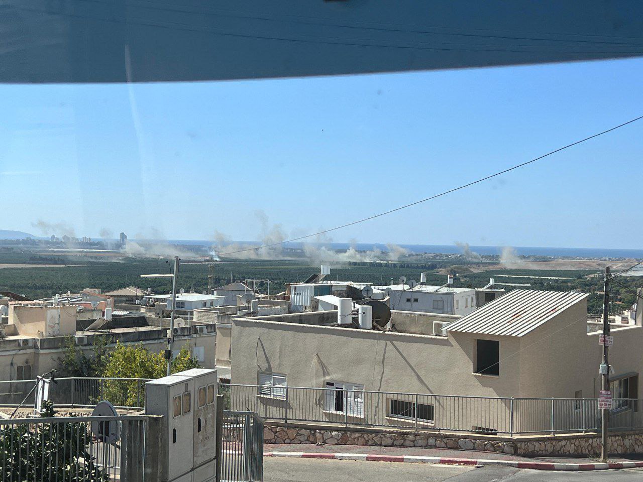 لحظة سقوط عدد كبير من الصواريخ على شمال فلسطين المحتلة.