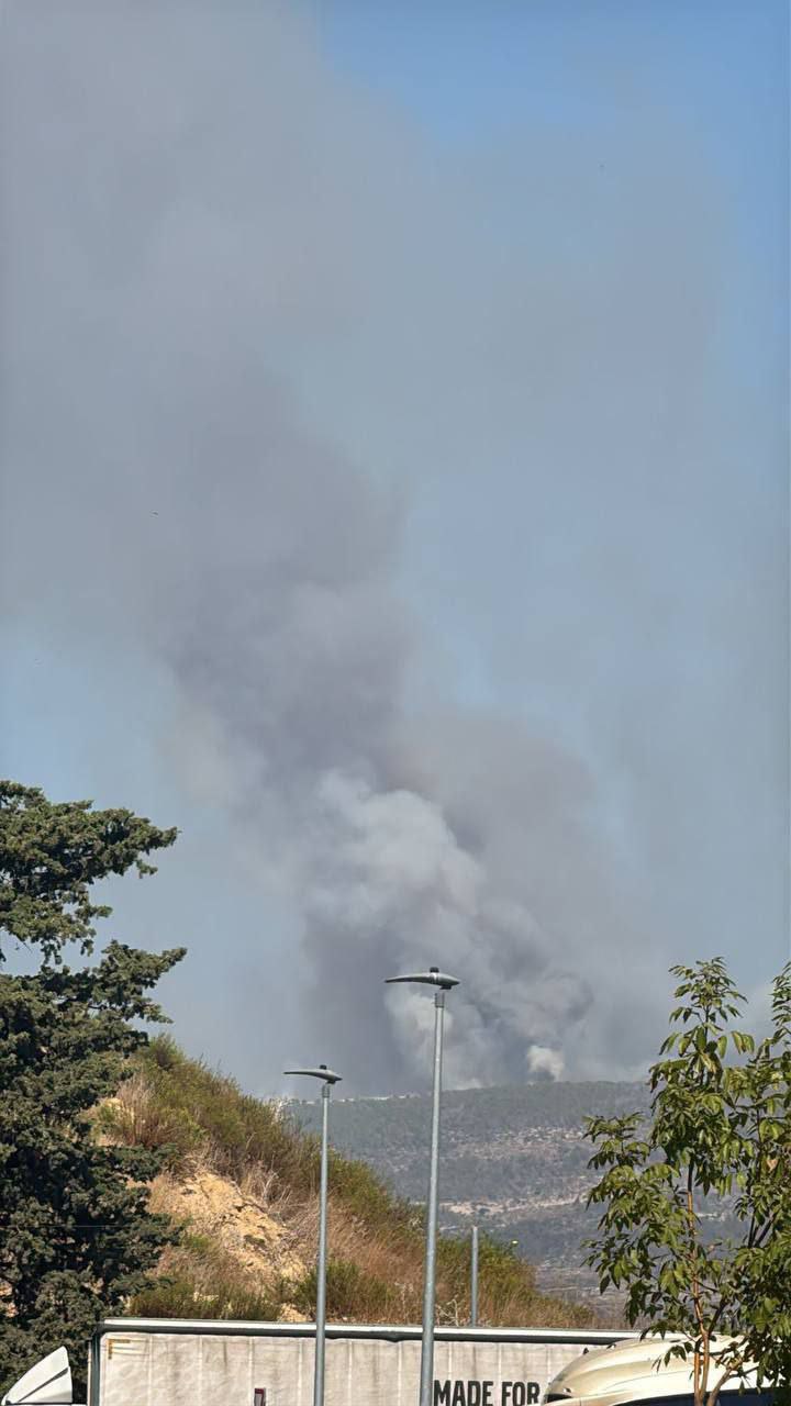 تصاعد الدخان عقب سقوط صاروخ بشكل مباشر على مبنى في…