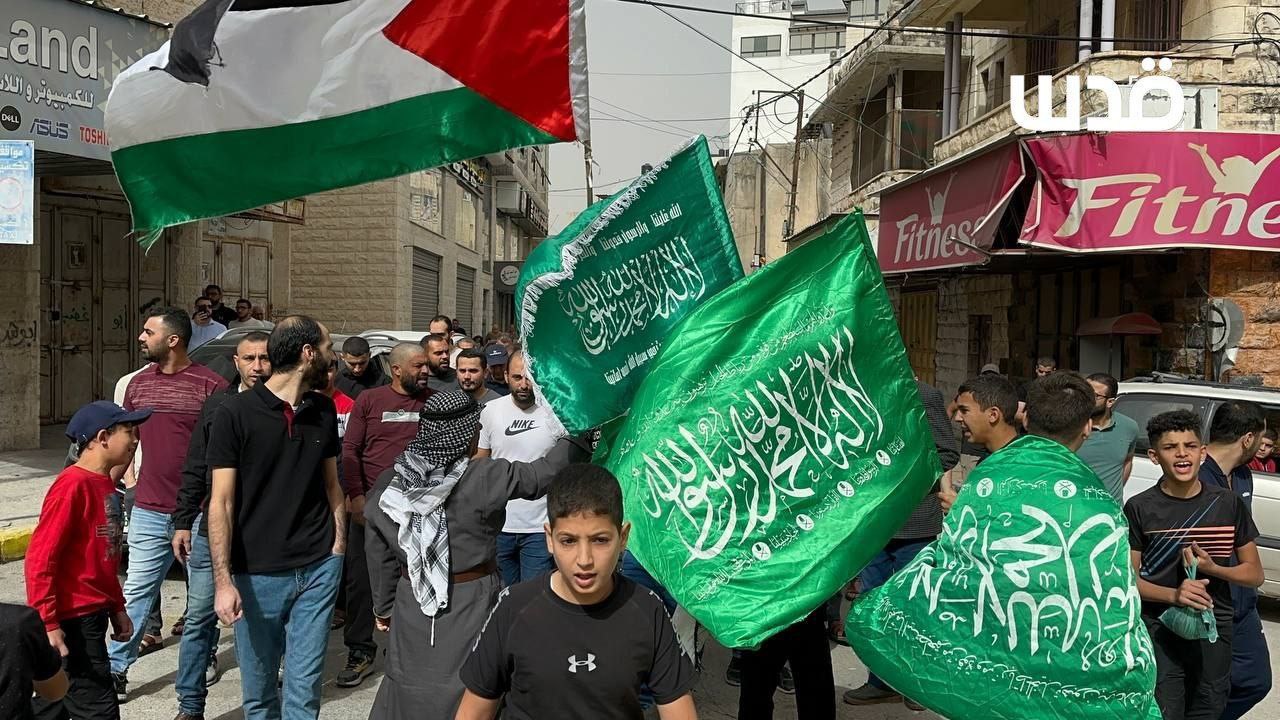 مسيرة في مدينة طولكرم بالضفة الغربية؛ إسناداً لغزة وتنديداً بمجازر…