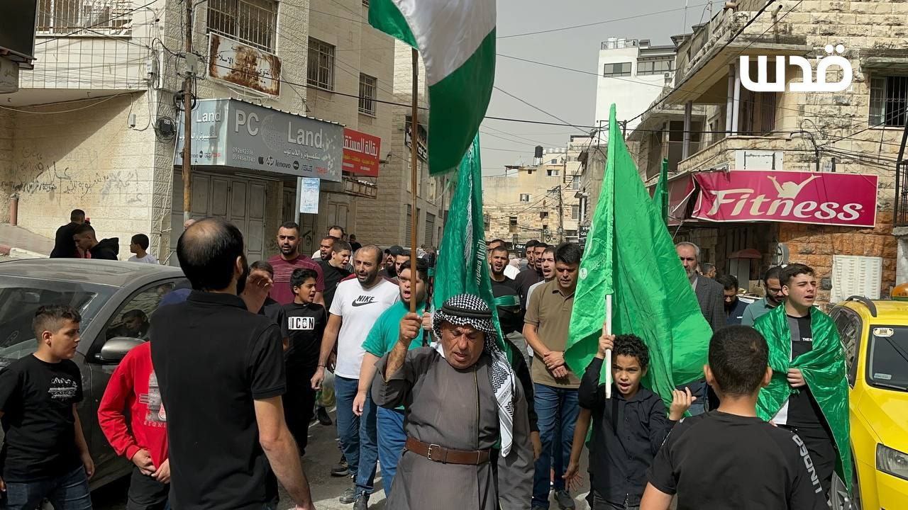 مسيرة في مدينة طولكرم بالضفة الغربية؛ إسناداً لغزة وتنديداً بمجازر…