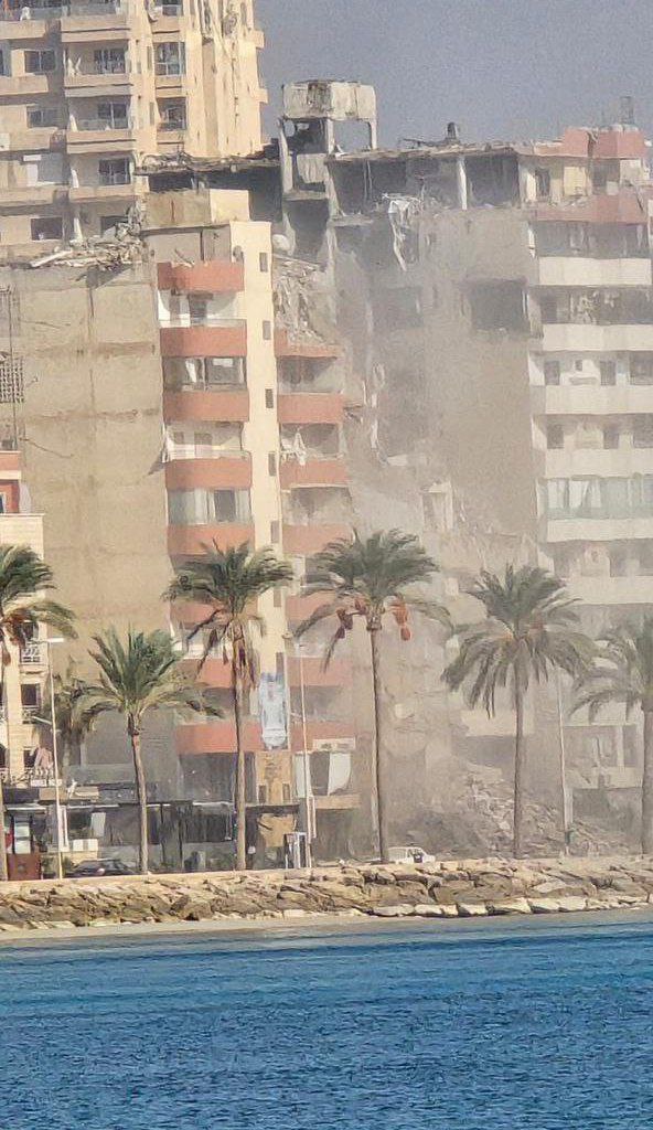 آثار استهداف الاحتلال لأحد الأبنية السكنية على الكورنيش البحري في…