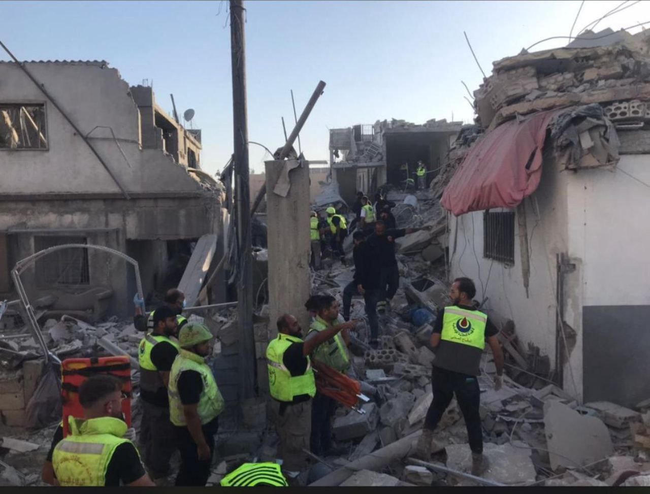 شهيد وأربعة جرحى جراء الغارة الصهيونية التي استهدفت مبنى سكنياً…