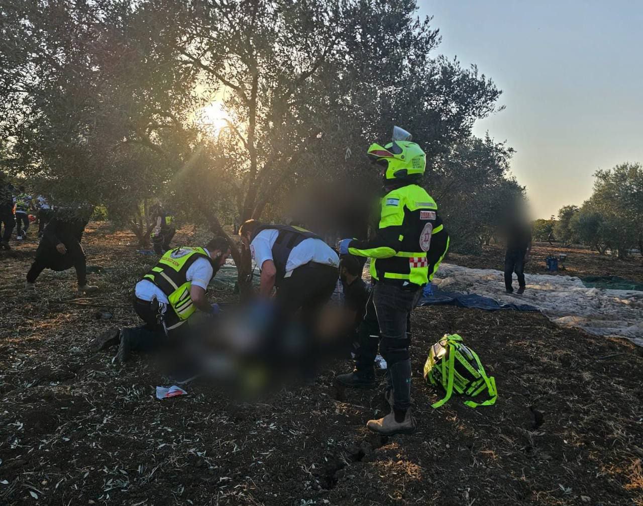 لحظة نقل أحد المستوطنين المصابين بعد سقوط صواريخ حزب الله…