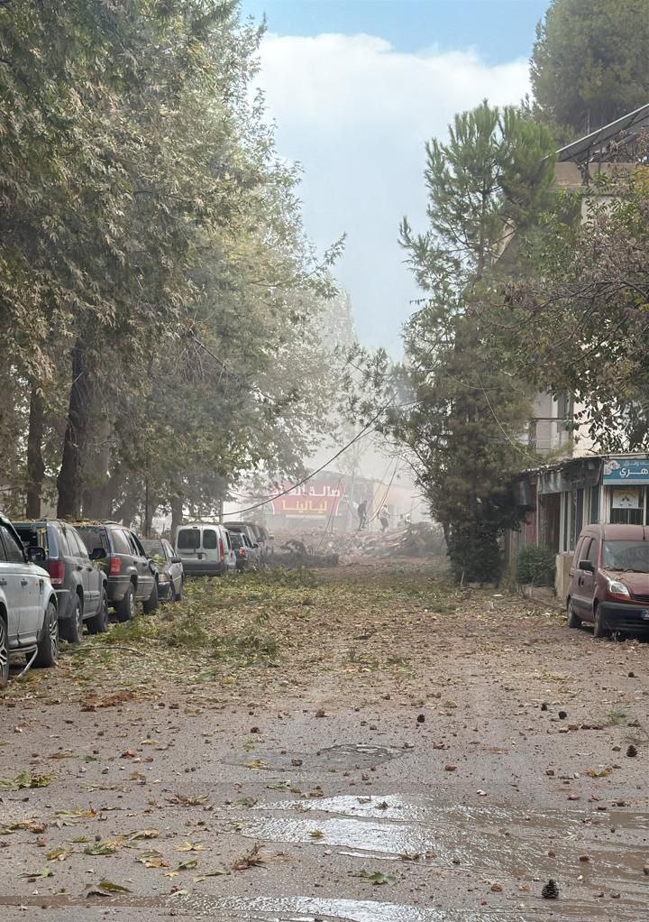 طيران الاحتلال يشنّ غارات على مرجة رأس العين وسط مدينة…