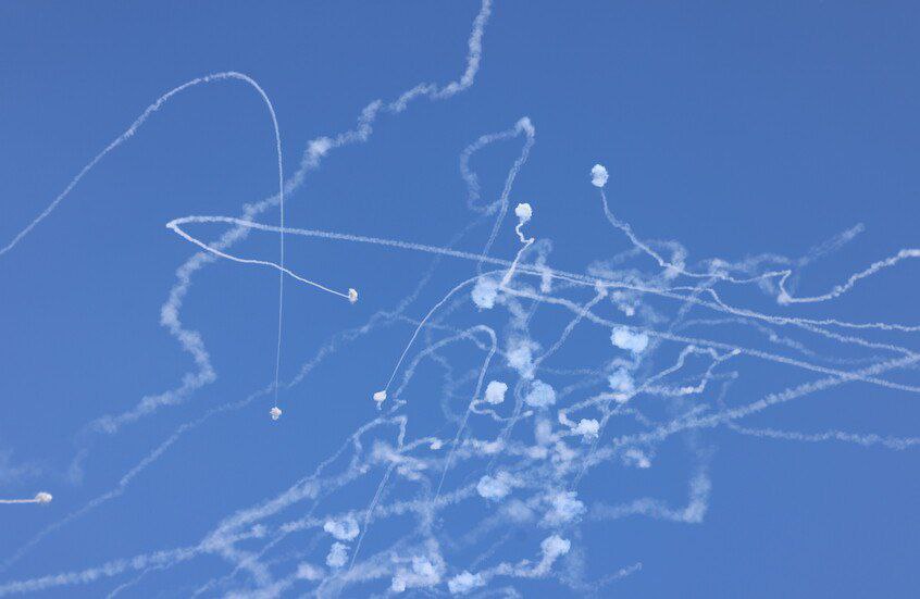 إعلام عبري: رصد إطلاق 115 صاروخاً من لبنان نحو شمال…