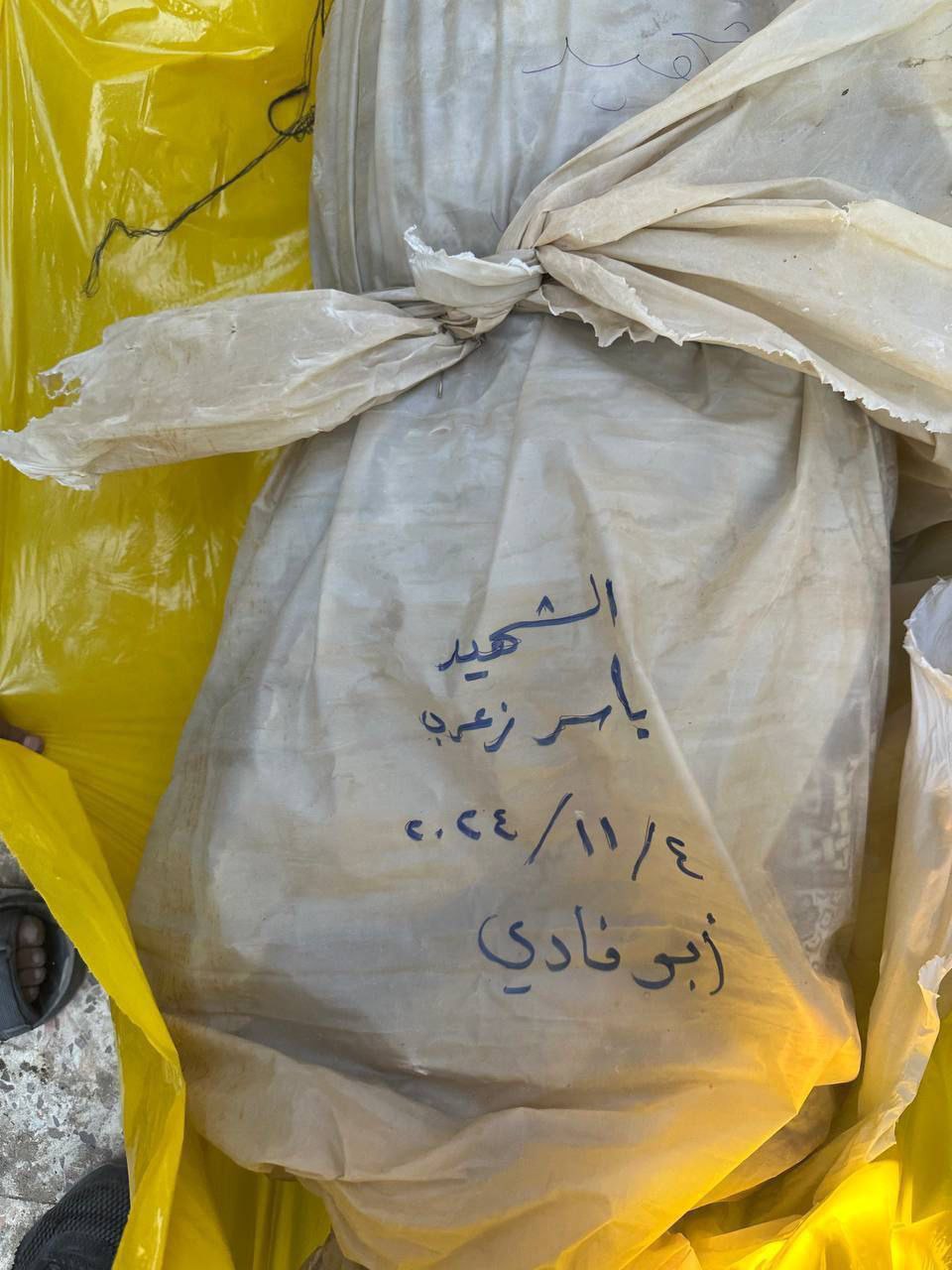 بسبب نفاد الأكفان ومنع الاحتلال دخولها.. فلسطينيون يكفّنون جثامين شهدائهم…