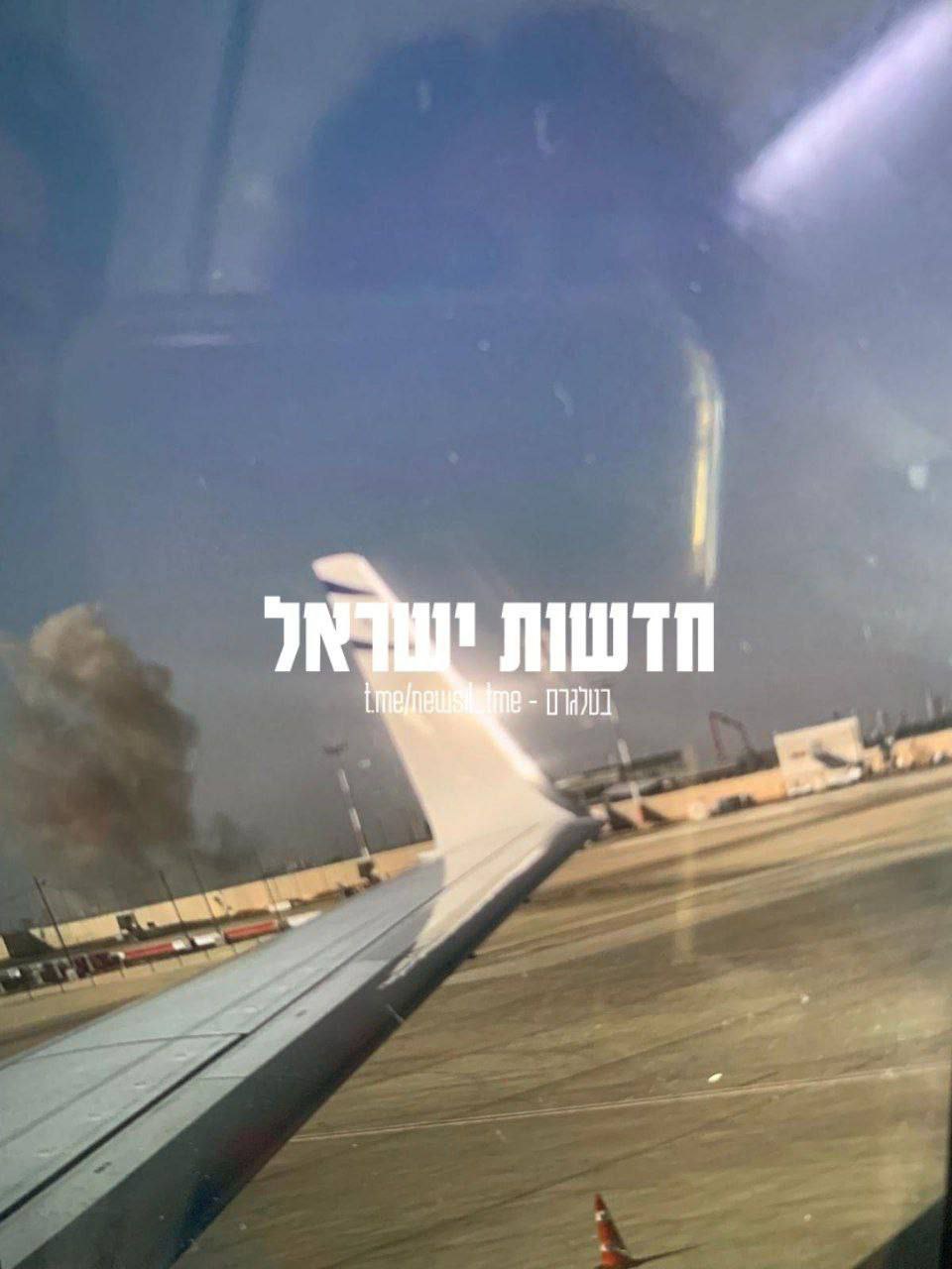 المشهد من نافذة إحدى الطائرات التي تستعد للاقلاع من مطار…