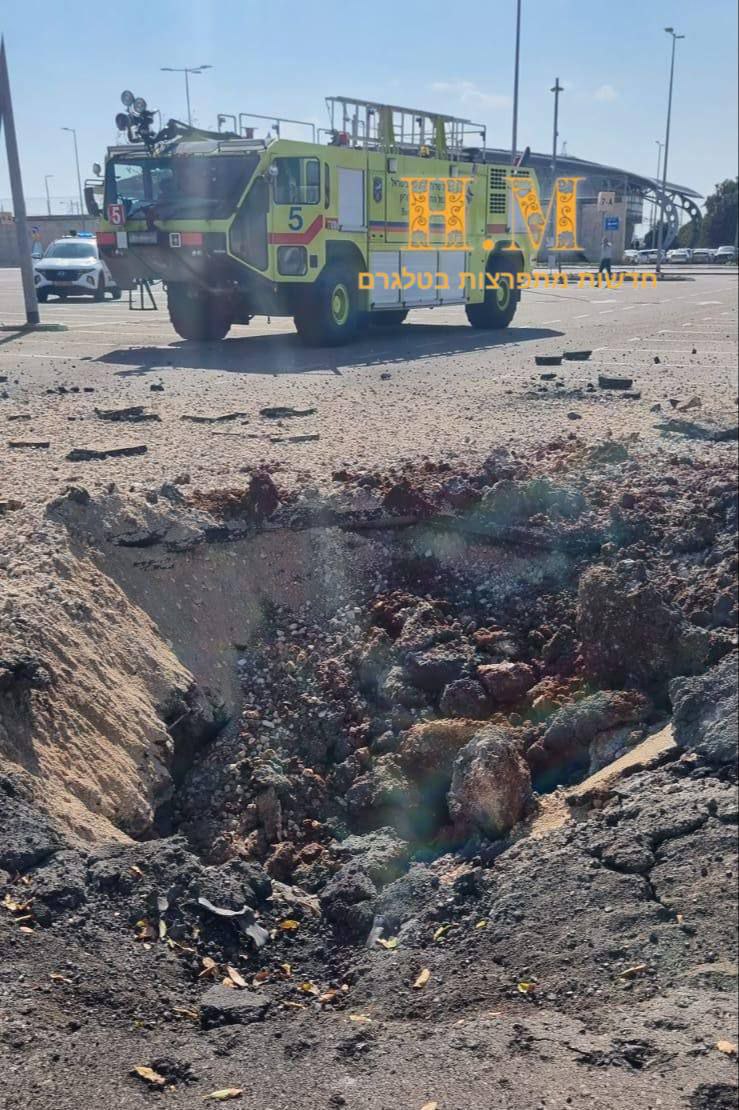 آثار الصاروخ الذي سقط بالقرب من برج مطار “بن غوريون”…