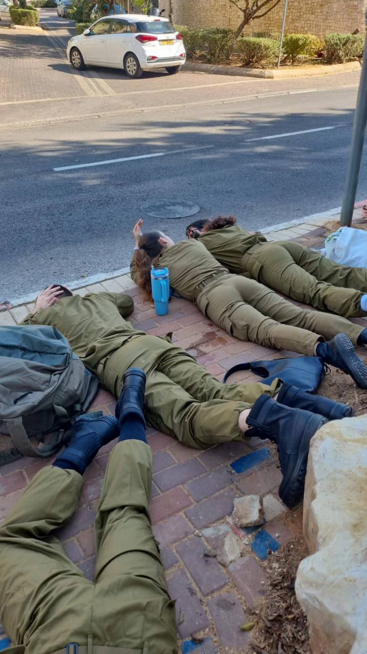 الصحفي “الإسرائيلي” ألموغ بوكير: انبطاح جنود الاحتلال لحظة إطلاق الصواريخ…