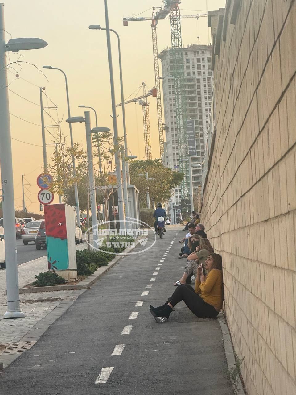 اختباء المستوطنين في وسط فلسطين المحتلة، بعد القصف الصاروخي من…