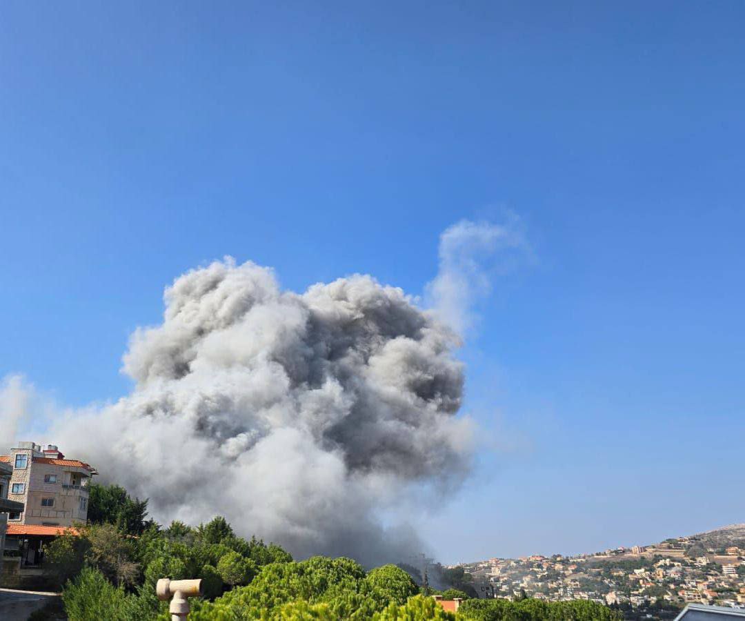 عدة غارات صهيونية تستهدف بلدة تبنين جنوبي لبنان