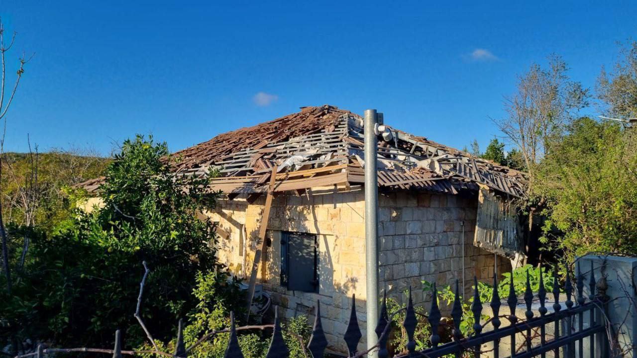 مصادر عبرية: سقوط صاروخ على مبنى بشكلٍ مباشر في مستوطنة…