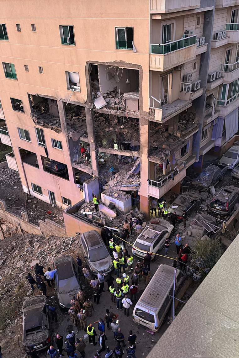 من مكان الغارة فجرا في عرمون- جبل لبنان

الحصيلة الأولية لاستهداف…