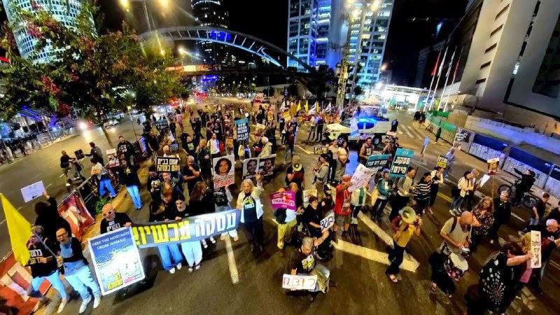 تظاهرة للمستوطنين في “تل أبيب”؛ للمطالبة بإبرام صفقة تبادل الأسرى