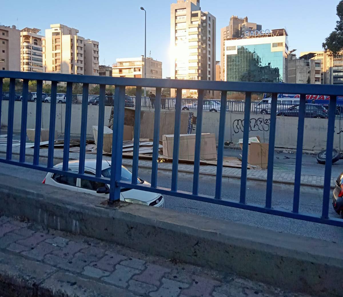 ‏التحكّم المروري: قتيل نتيجة انقلاب شاحنة على جسر الكولا باتّجاه…