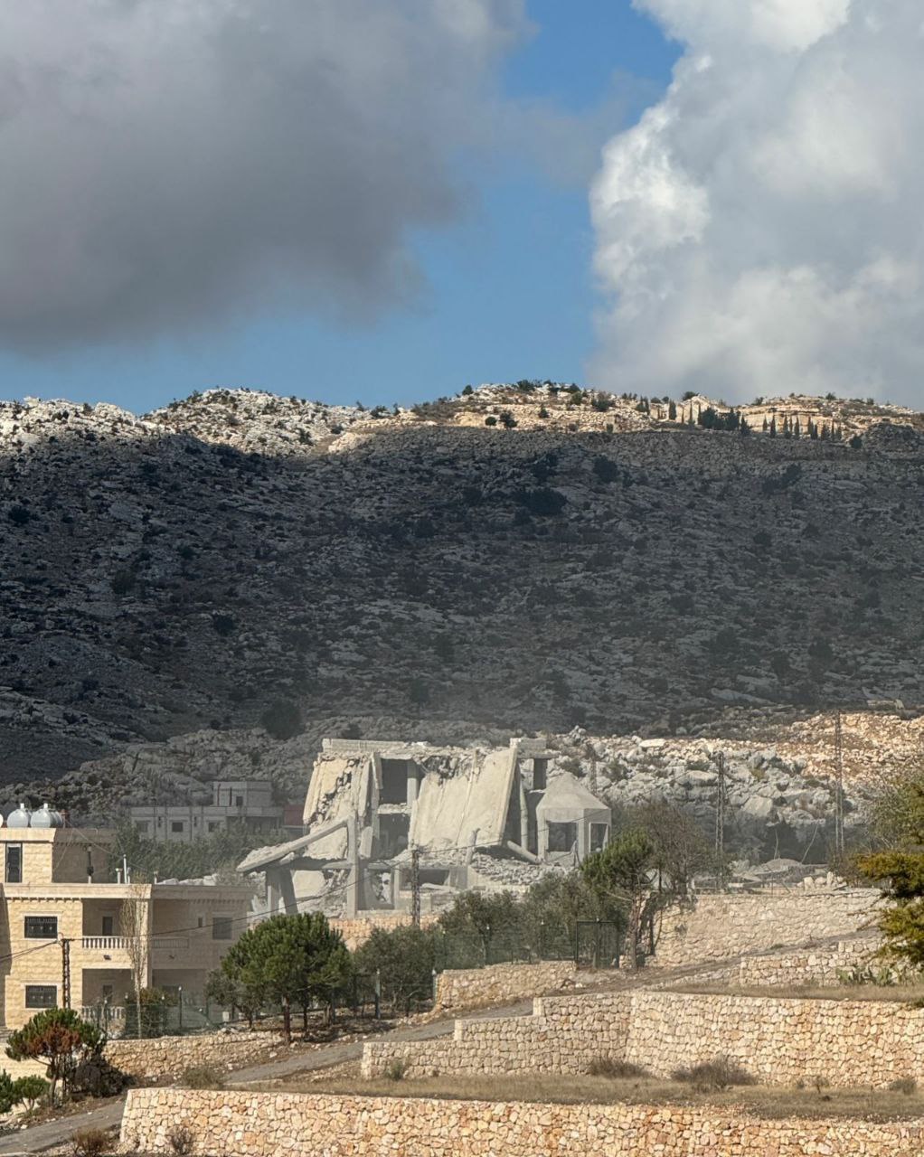 غارة صهيونية تستهدف منزلاً في بلدة كفرحونة في قضاء جزين…