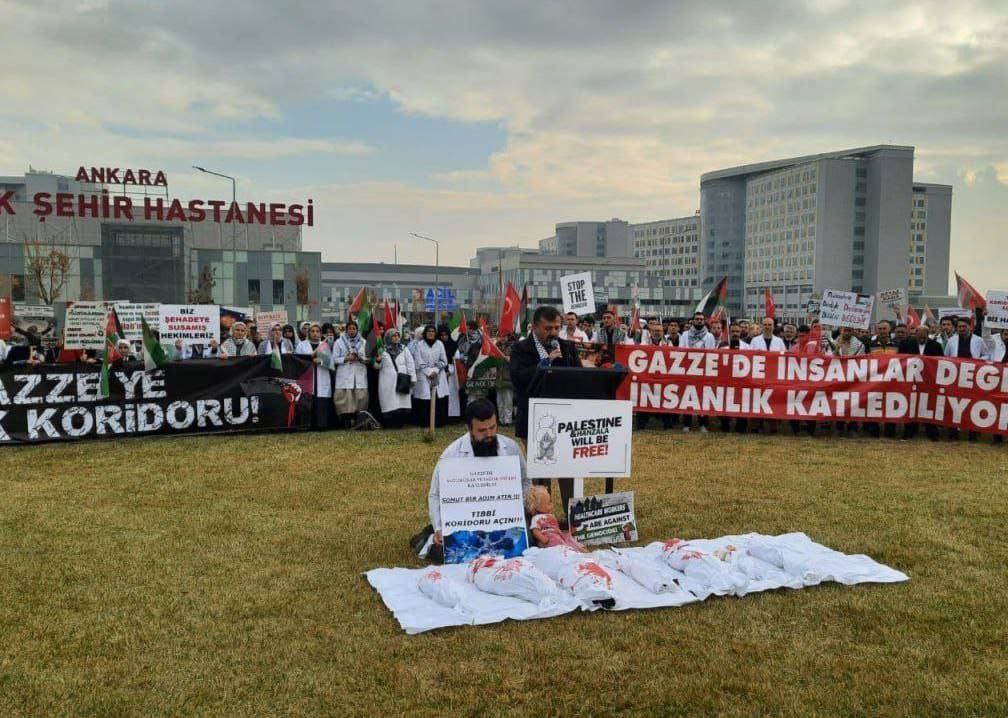 وقفة للأطباء الأتراك في العاصمة أنقرة تنديداً بالعدوان الإسرائيلي على…