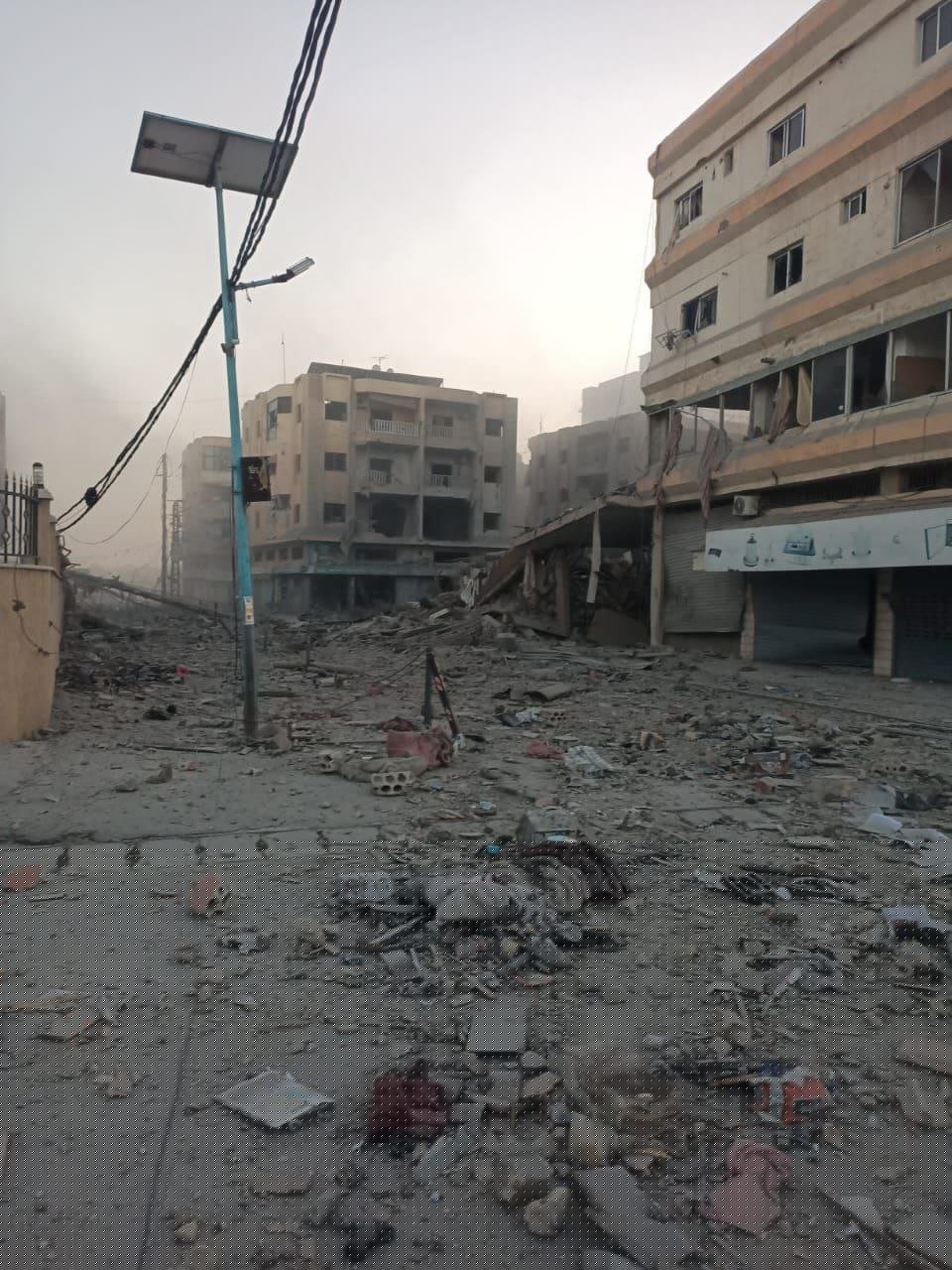 آثار الغارات على مفرق العباسية عند مدخل مدينة صور جنوبي…