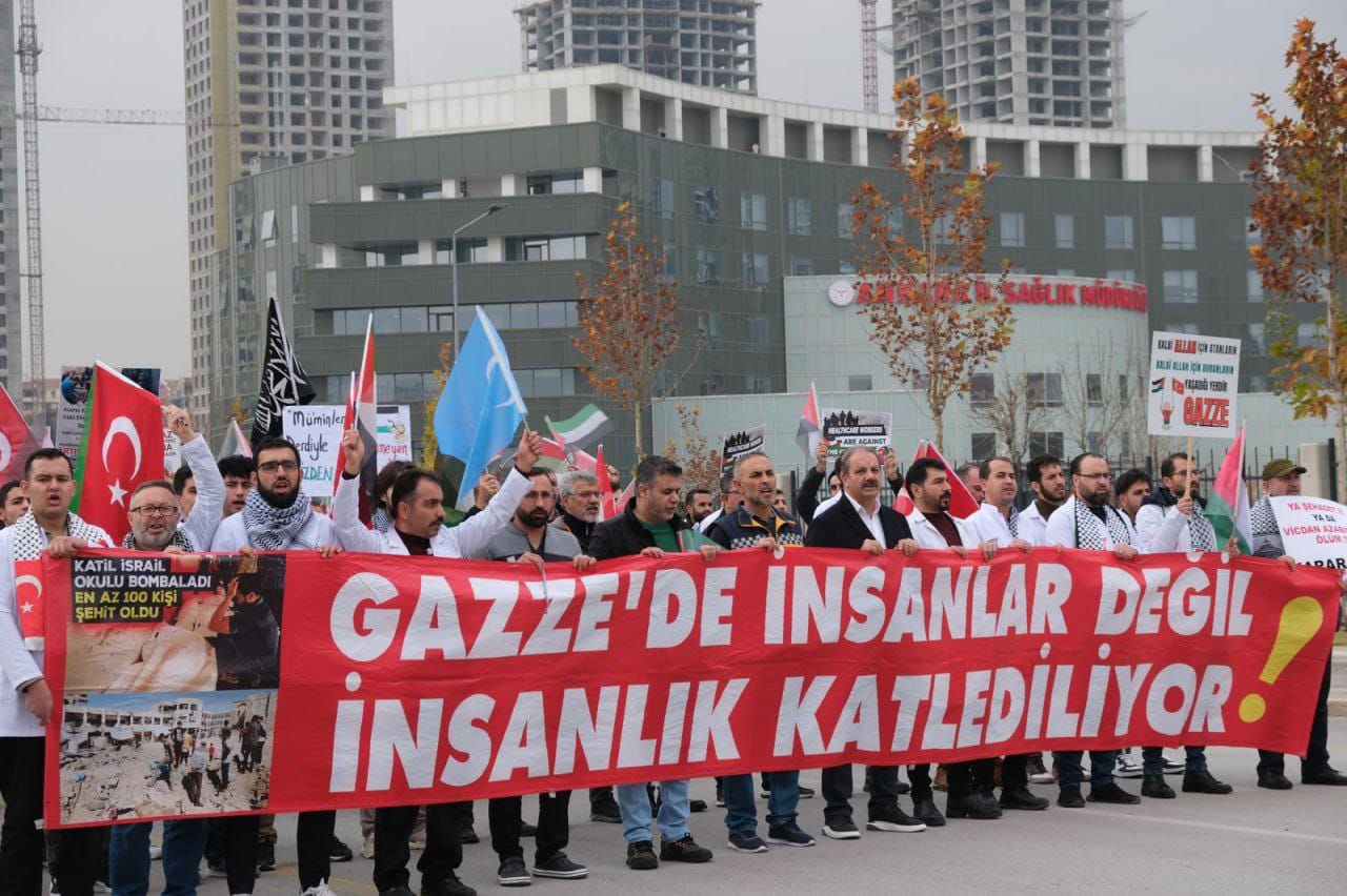 أطباء أتراك يتظاهرون تنديداً باستمرار حرب الإبادة الجماعية في غزة