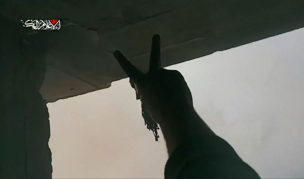 “شارة النصر” لمجاهد من كتائب القسام مقابل دبابة من نوع…