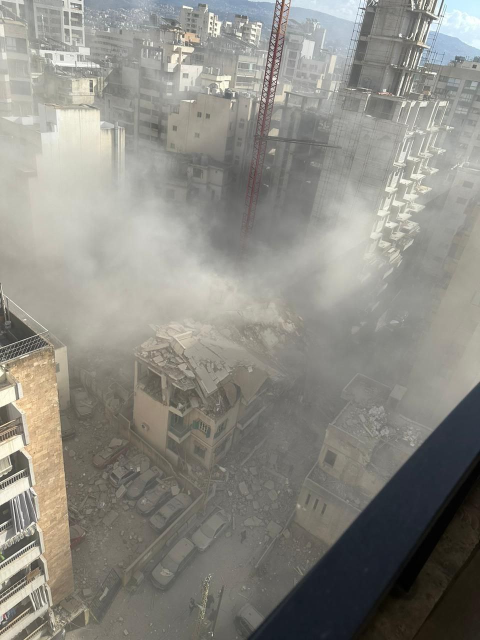 مشاهد من المبنى المستهدف في منطقة رأس النبع في العاصمة…