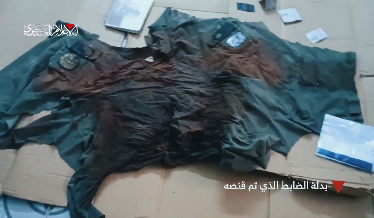 الملابس العسكرية للضابط القناص بجيش الاحتلال، الذي قنصته كتائب القسام…