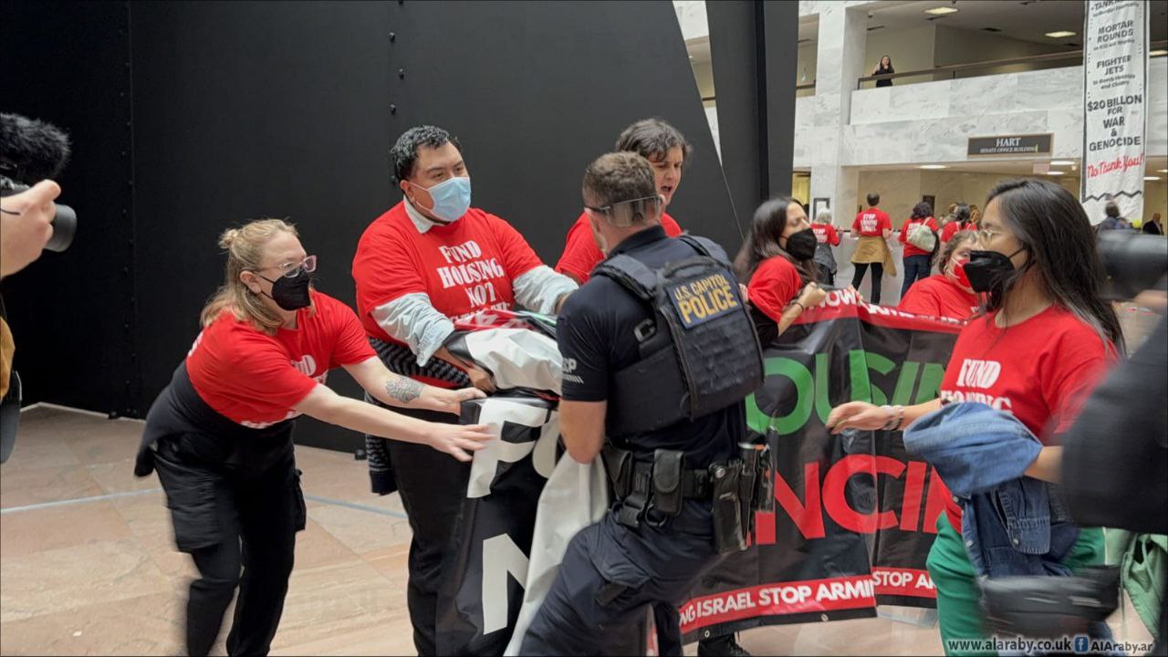 تظاهر ناشطون داخل مبنى مجلس الشيوخ الأميركي أمس الثلاثاء، داعين…